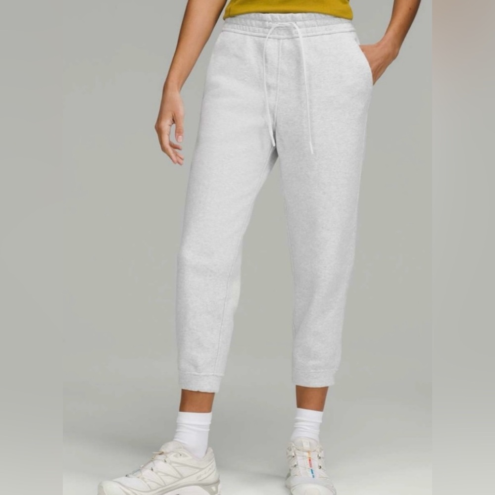 Lululemon Loungeful High-Rise Cropped Jogger
Heathered Ultra Light Grey Size 2